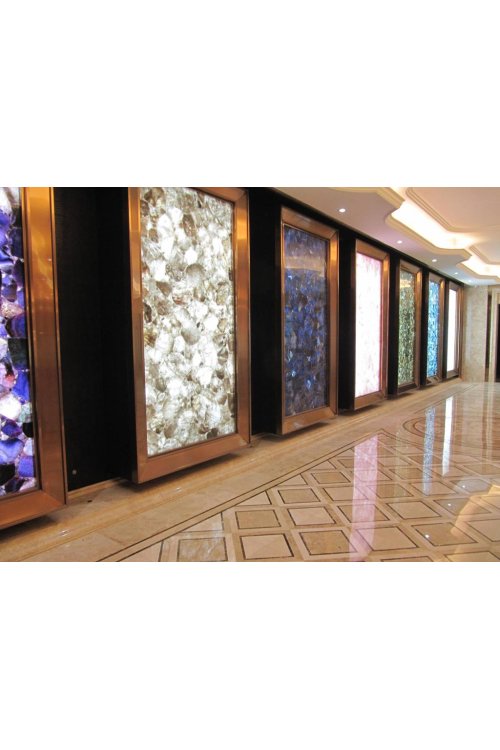 Холл лифта с элементами драгоценного камня.